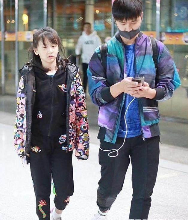 章子怡还高了,小苹果应该是遗传到了模特亲妈的基因,大长腿和惊人身高