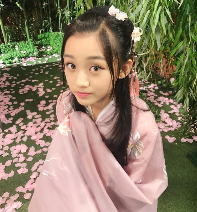 嘉行传媒再次签约新演员,14岁姑娘成小迪丽热巴?_曲芷_张茗灿_表演