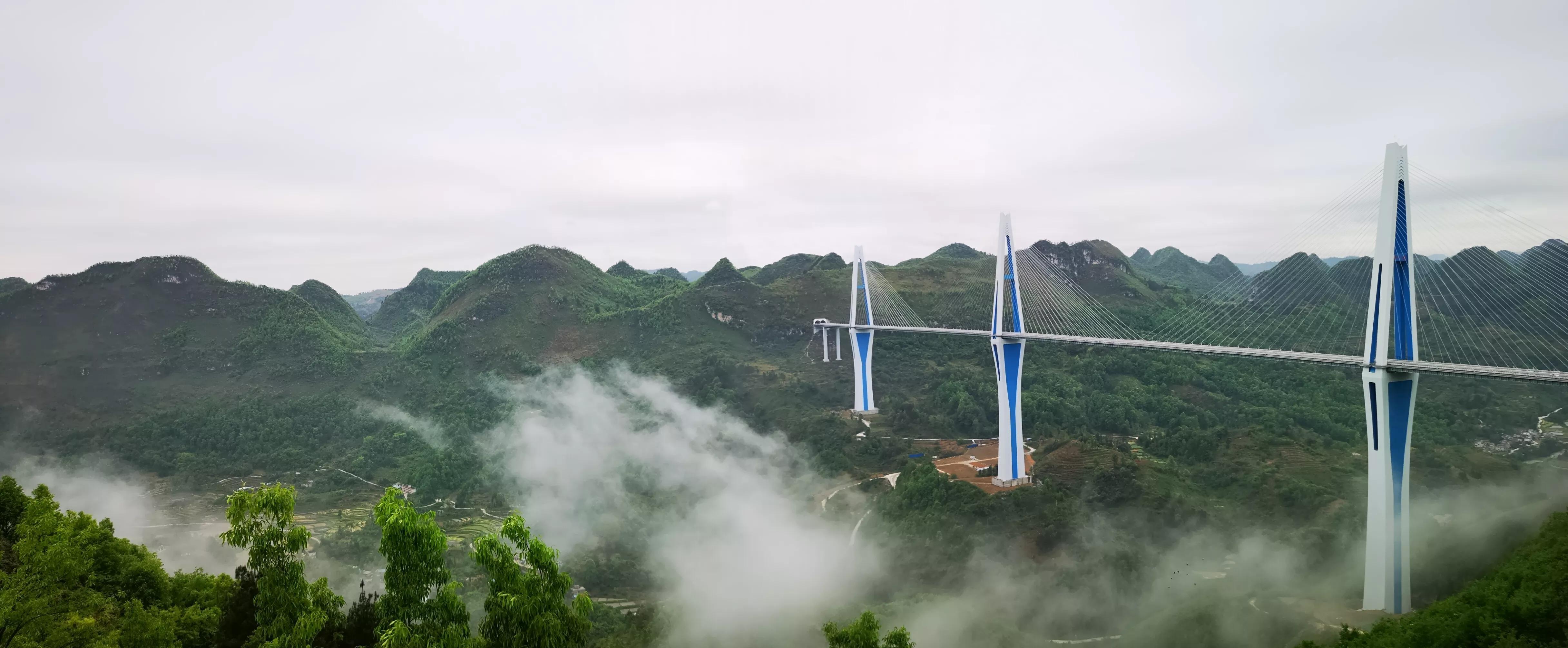 云雾缭绕中的天空之桥:贵州平塘大桥