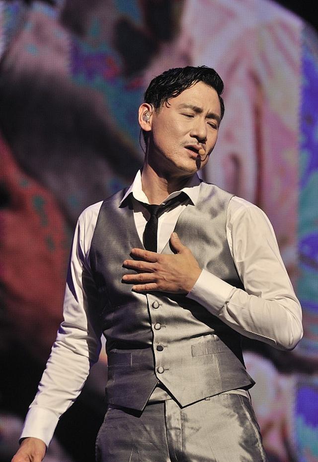 对张学友当时的处境无疑是雪上加霜,当时的歌神抽烟泡吧买醉,极度消沉