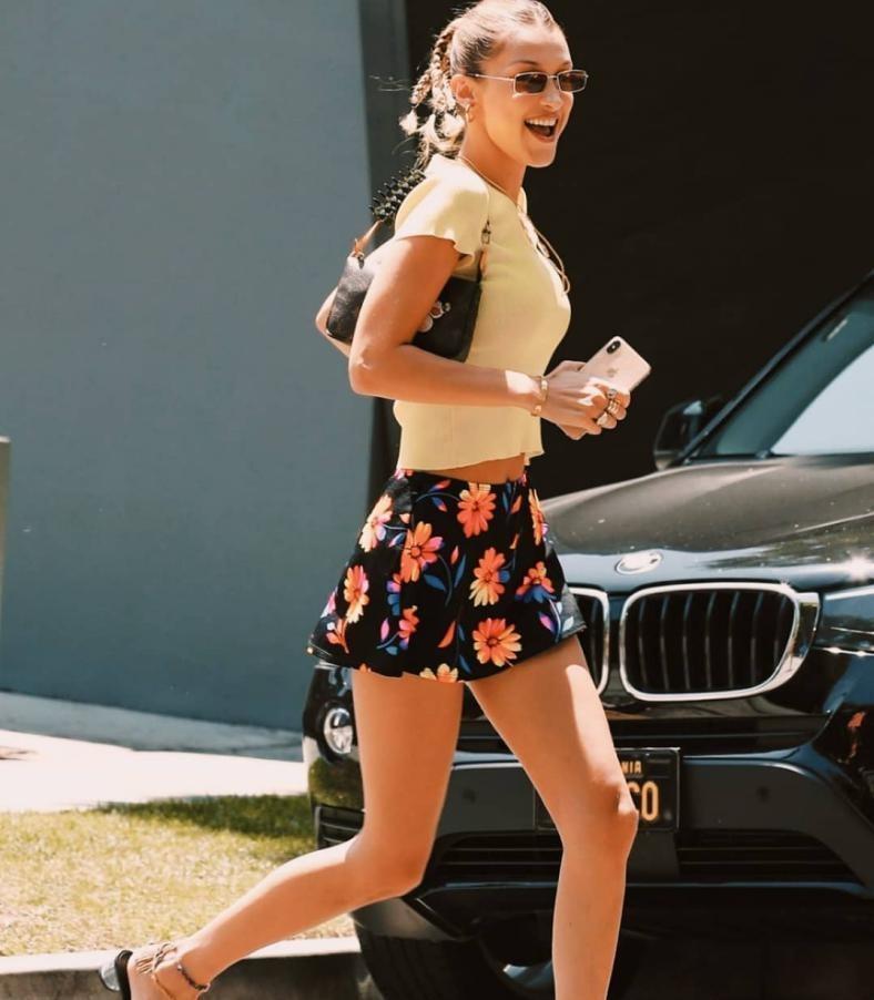 美国维密超模贝拉,穿翻领背心配阔腿短裤,蛮腰微露身材太吸睛_白色