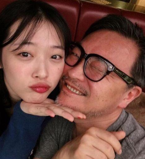 和比自己大很多的男歌手崔子恋爱,发亲密照,各种不穿内衣放我自己的