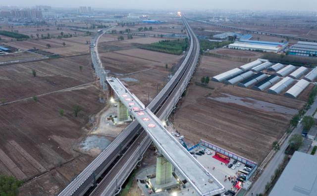 横跨在太中银铁路和太原铁路枢纽西南环线之上