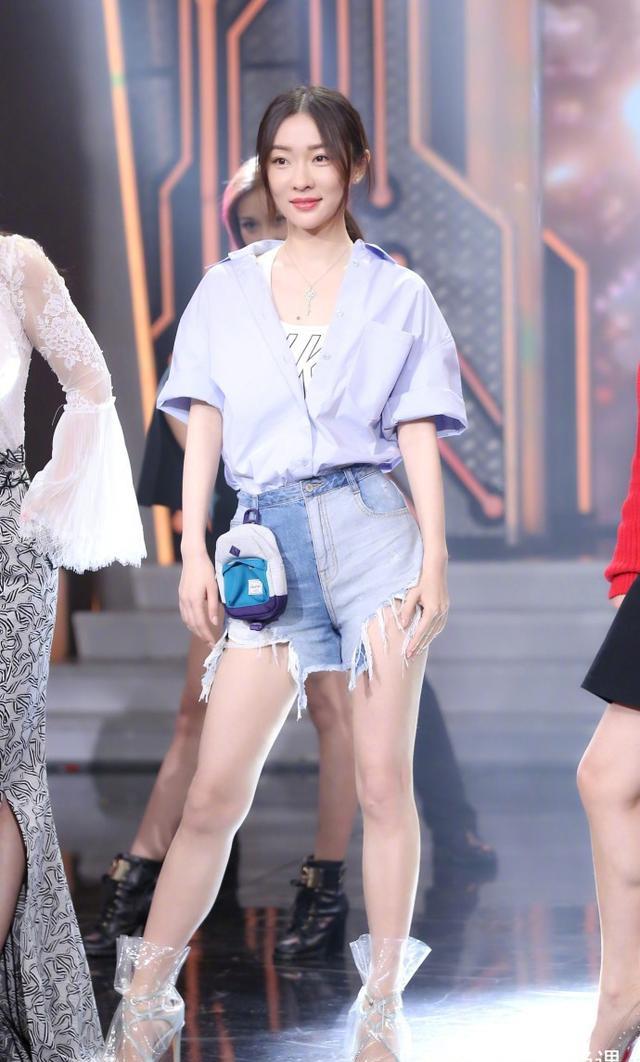 周冬雨霍思燕同穿超短牛仔裤秀美腿!反被腿短周冬雨逆袭?