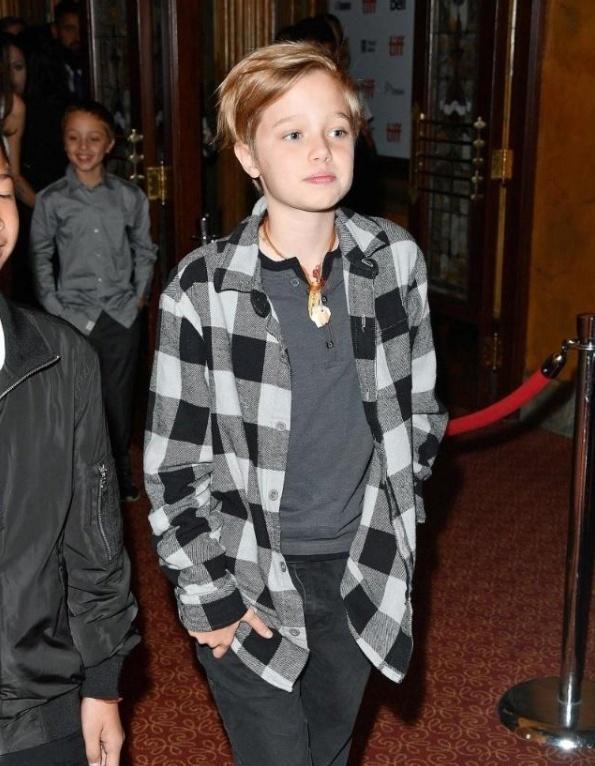 朱莉女儿希洛如愿长成了小正太,男孩气质凸显,有老爸皮特的风采_一身