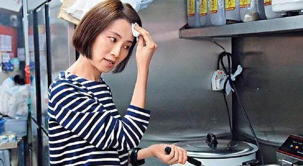 港姐谭小环转行卖鱼蛋,体力透支消瘦不少,现投资过百万开分店_蔡强荣