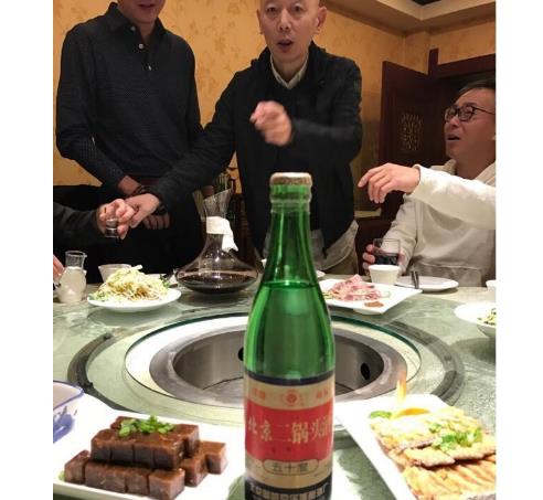 葛优臧天朔喝酒,桌上一瓶二锅头!