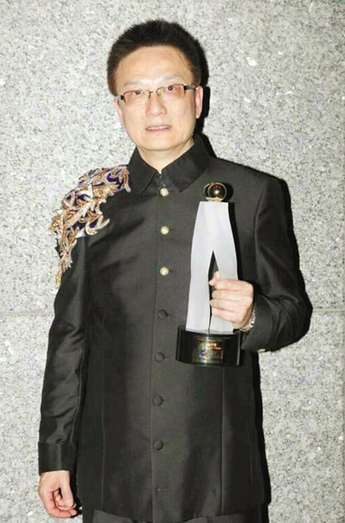 现在,如果不是真的,谁敢弹吉他唱歌,许冠杰才是真正的音乐家.