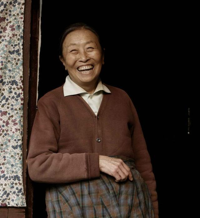 83岁丑娘张少华被曝孤身一人住院,身边没有儿女陪伴,令人心酸