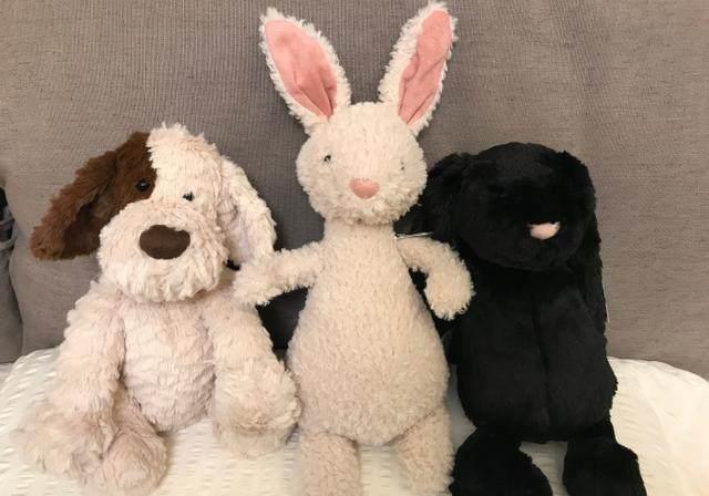 不过,有眼尖的网友发现,玩偶中有好几只布朗熊,这不是王思聪最喜欢的