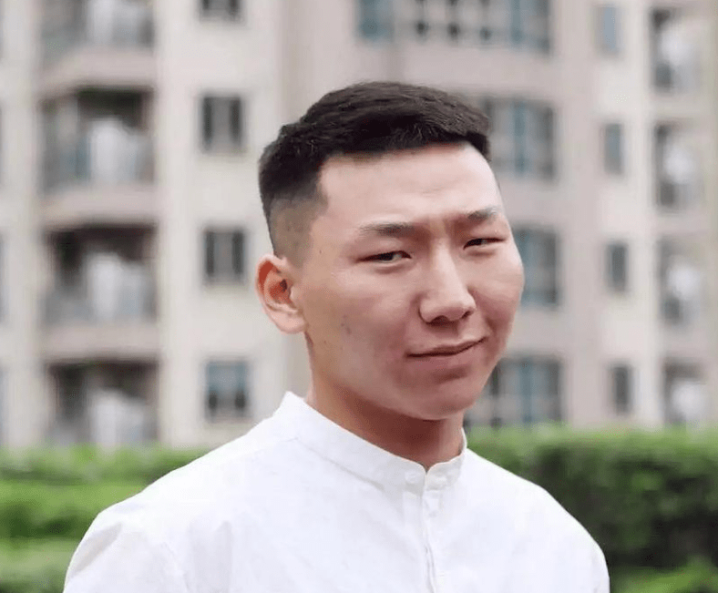 "莽村战神"阿如那:29岁凭狂飙疯狂出圈,丑演员的春天终于来了_李宏伟