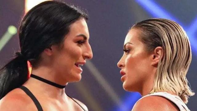 曼迪·罗斯在夏季狂潮比赛中击败了索尼娅·德维尔,迫使后者离开公司.