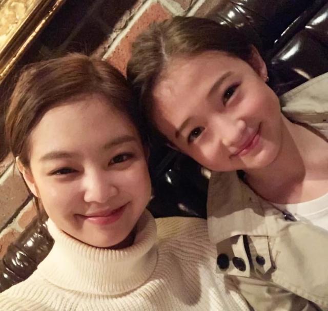 她们连笑起来的嘴角弧度都一模一样呢▼很多人还说ellagross跟jennie