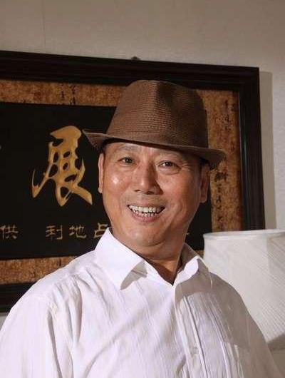 从过亿富商到配角演员,破产那夜掉光头发的李成儒,今怎样了?