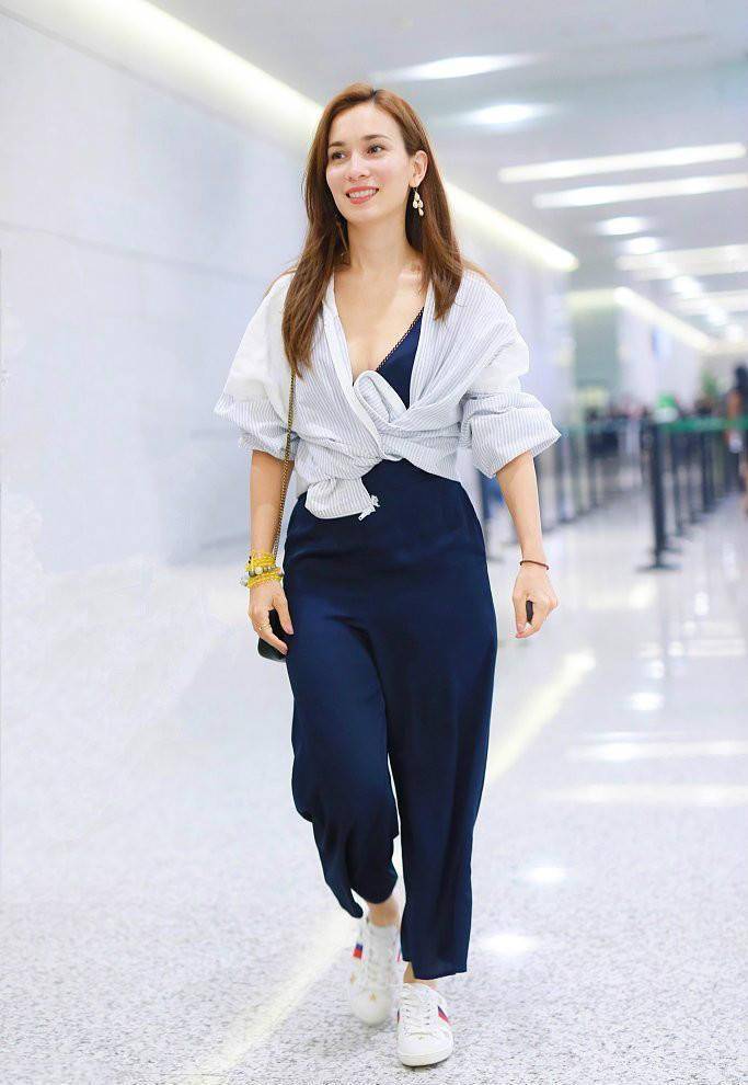 宋轶身材好任性,"伞料"连体裤不够还要阔腿的,咋凉快她就咋穿_look