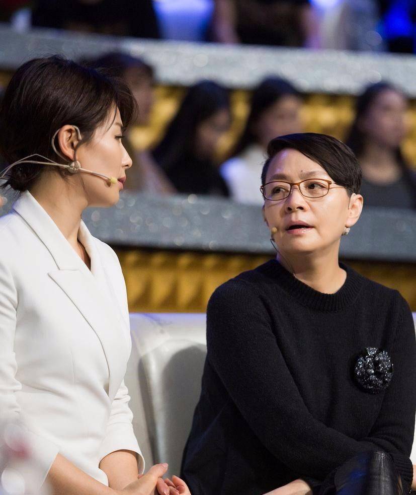 宋丹丹戏外合影,穿的衣服普通像个老人,秦汉还很硬朗帅气!