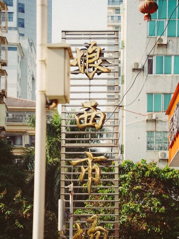 又小又挤！开在菜市场过道的「肥肠面」，四川人吃都夸地道(图3)
