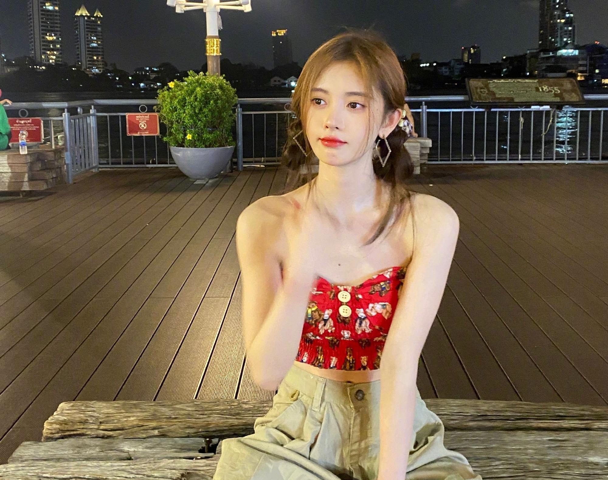 鞠婧祎晒私照, 夏日清凉吊带穿搭可爱娇俏, 又美又撩!_身材_上衣_花朵