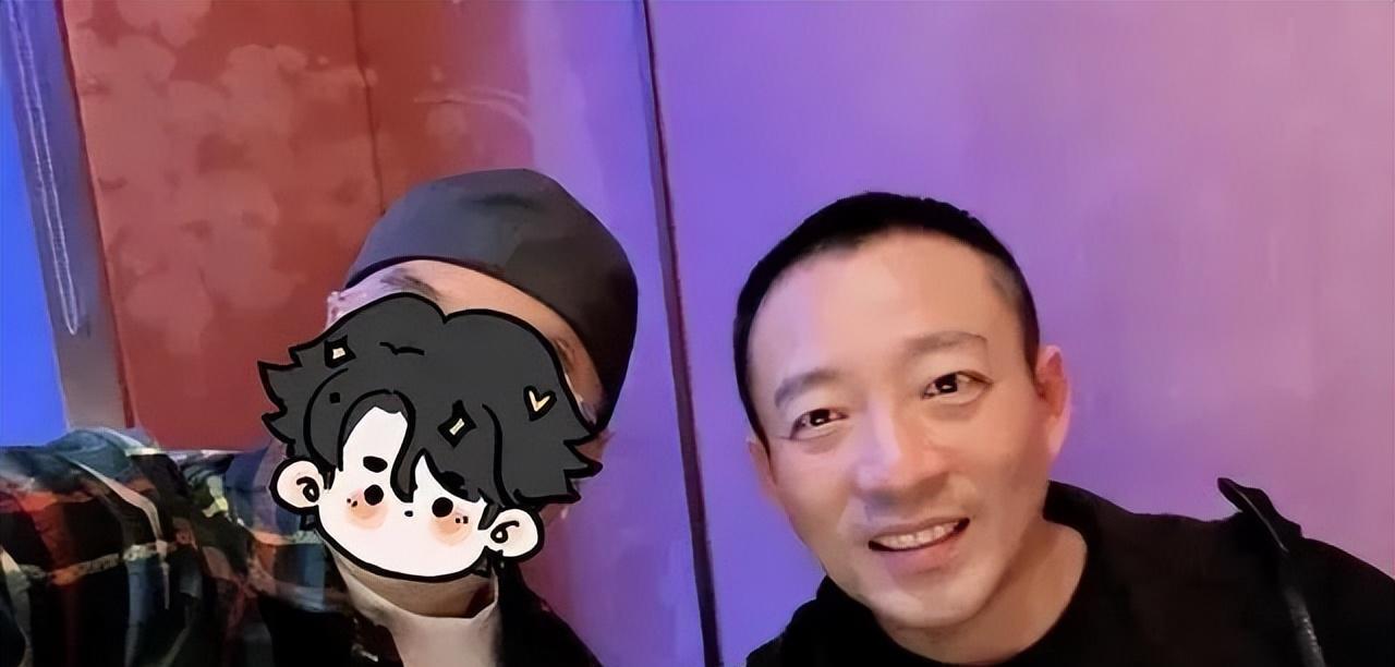 女方遮肚熊抱光头老公,打脸汪小菲_顾君_孩子_顾俊烨