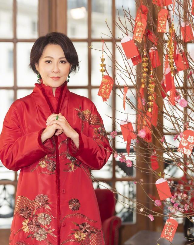 刘嘉玲晒新春美照献祝福,刺绣红衫衬出好气质,表情太像复制粘贴_红色