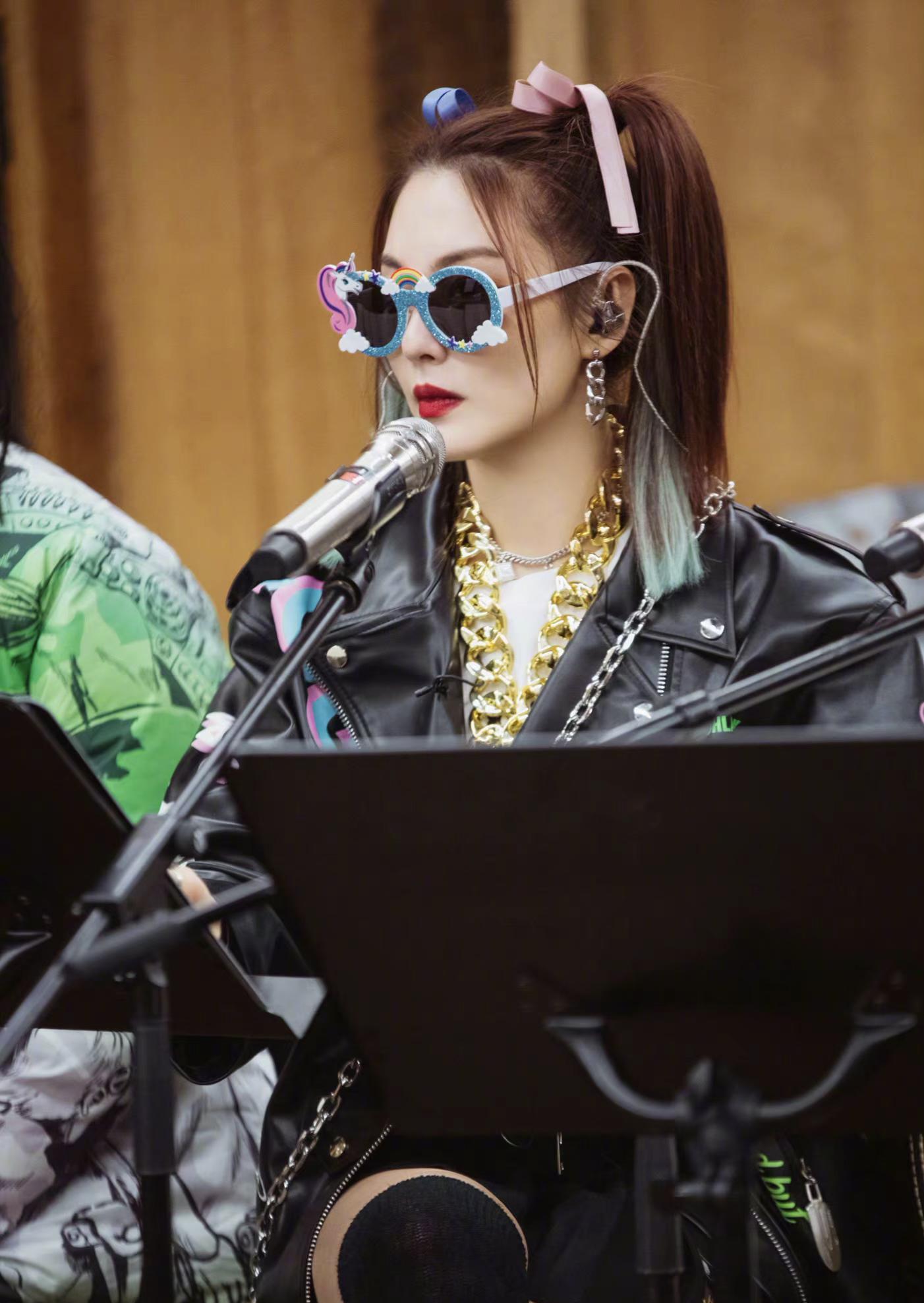 张雨绮连夜染头发,机车服配大金属链,这是要将嘻哈风进行到底?