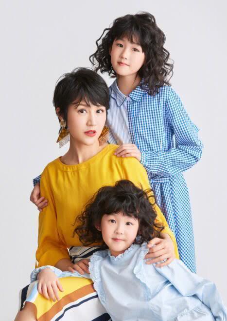 鲍蕾携两女儿拍亲子写真,贝儿小叶子身材超好长相均酷似陆毅_妈妈_穿