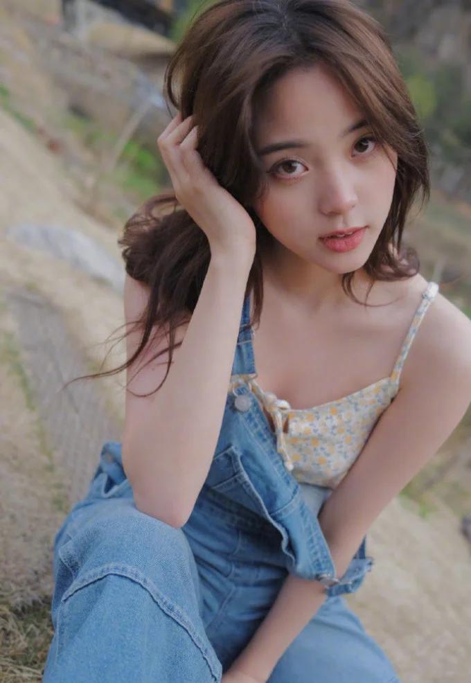 并且最近夏天的风一直风靡全网.这次欧阳娜娜的写真也是以此为主题.