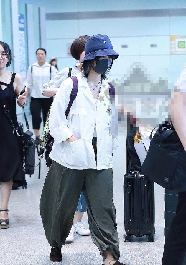 一点没有腰身不说,周笔畅163的身高活生生被穿成了1米2,这个造型师