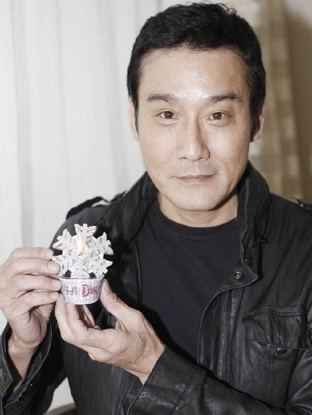 梁家辉英文名tonyleungkafai,水瓶座o型血,拥有178cm的身高,体重约63