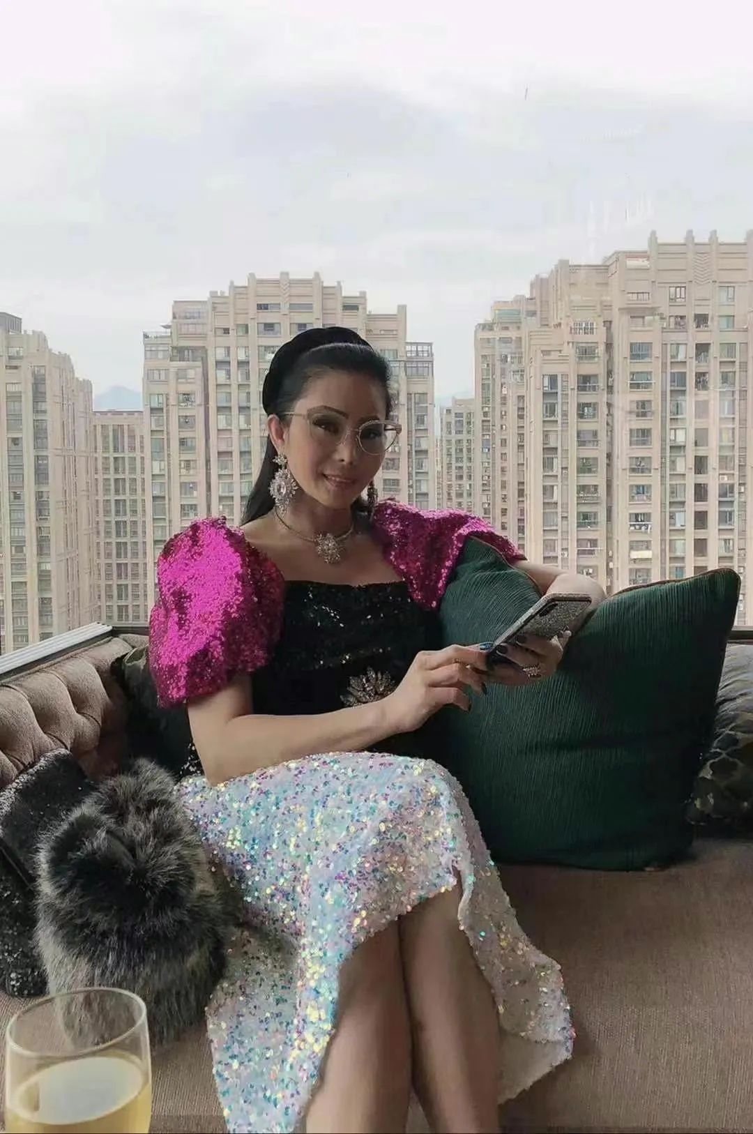 亲王是泰国前总理克立61巴莫的儿子,巴莫61优雅,巴莫61雅娅公主
