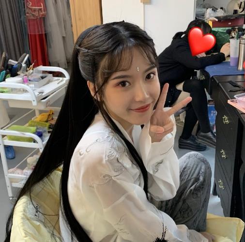 半藏森林晒出刘海近照,看清模样网友:别当网红了,跪求进圈!