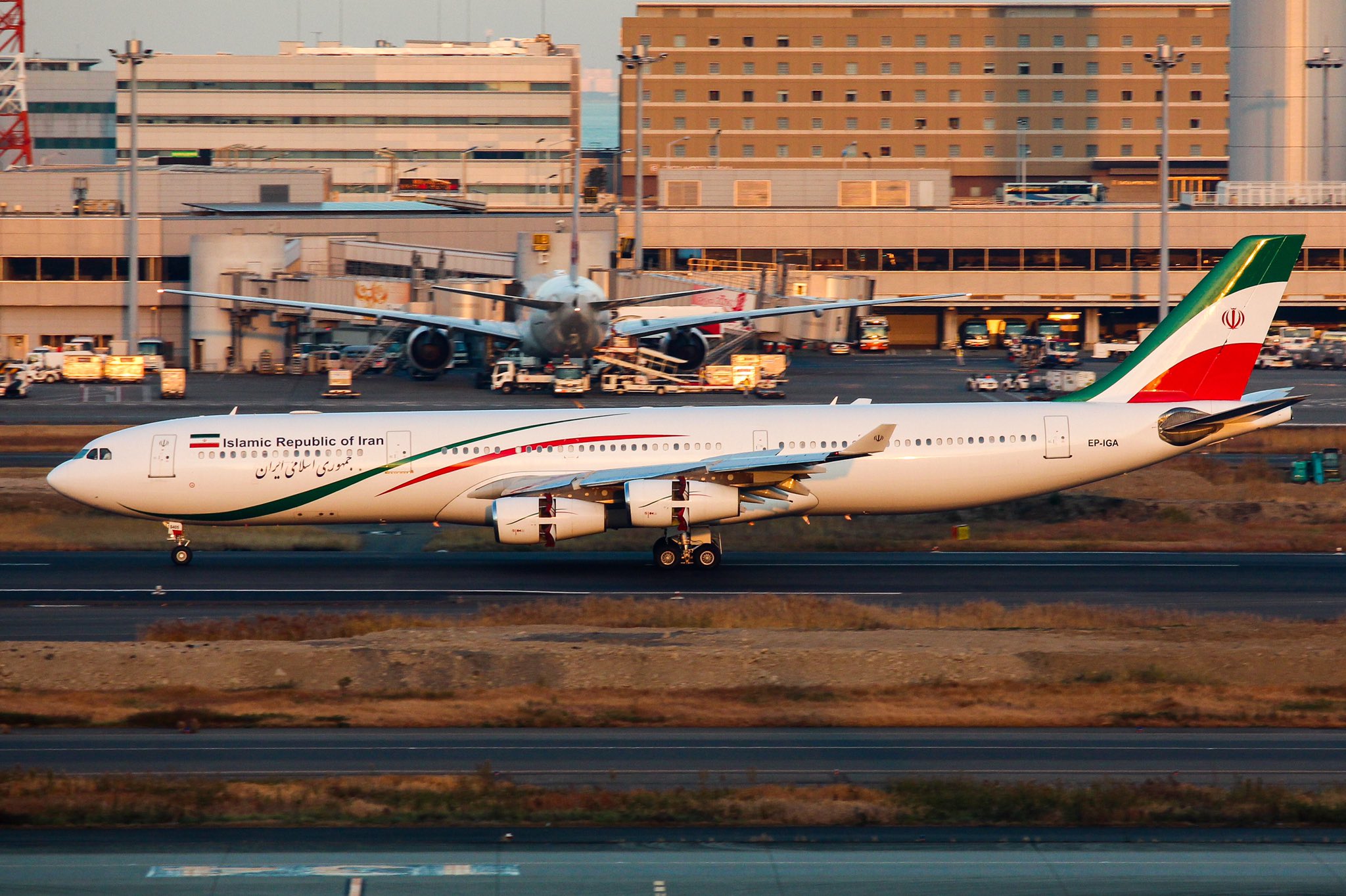 伊朗总统专机太老旧,6手24岁a340飞到我国,c919和cr929要不要?