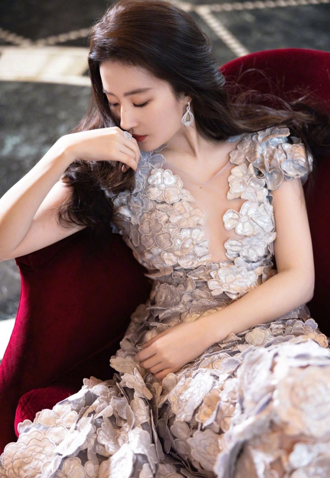 明星写真:刘亦菲绝美深v花瓣礼服长裙时尚照,雍容华贵气质优雅_下巴