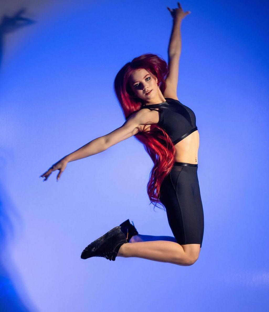 特鲁索娃晒出新款训练服,大秀马甲线 肚脐钉引热议 网友:真大胆_比赛