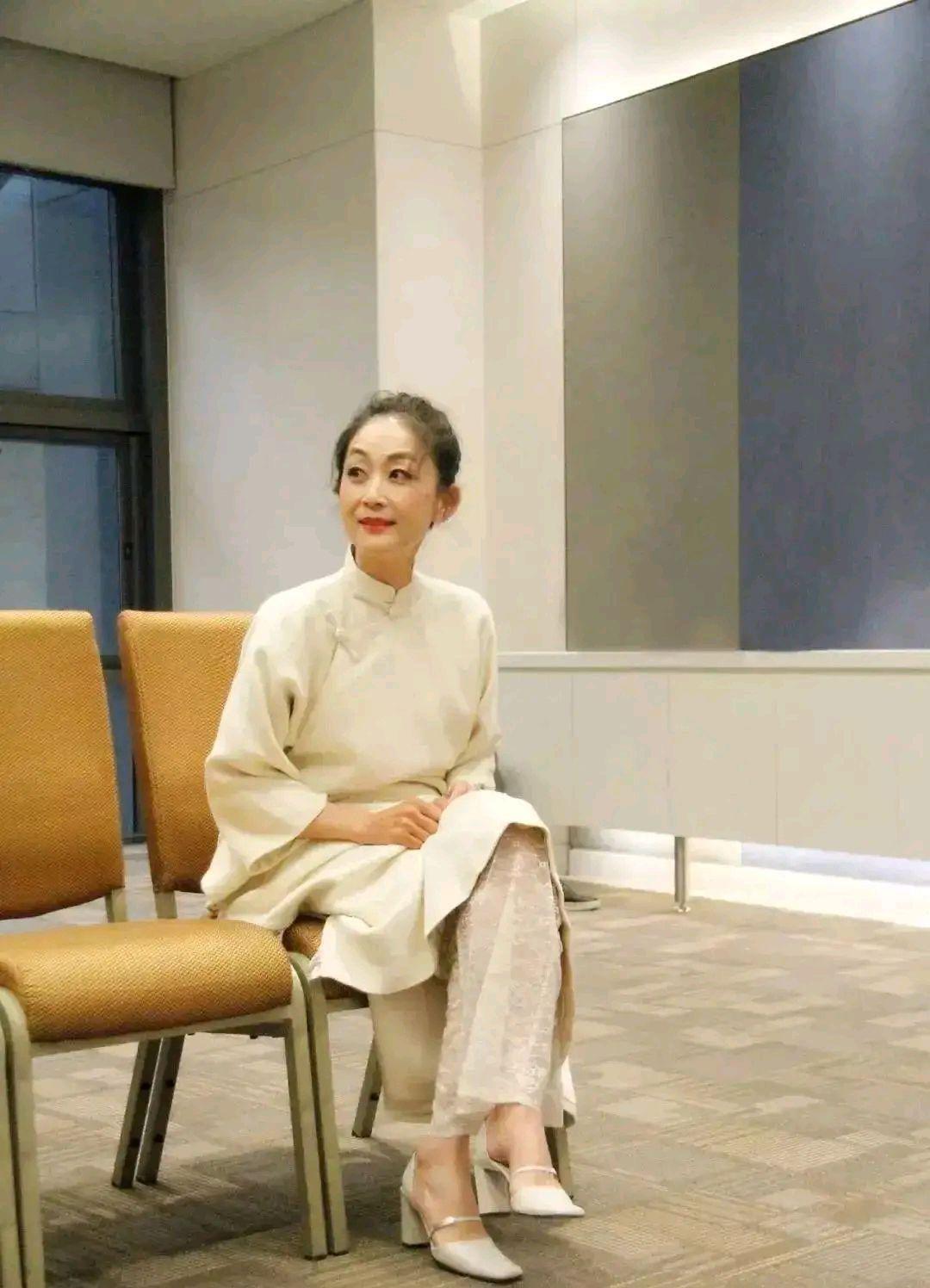 公众号接广告,原创 陈瑾出道34年,不接广告不接代言,很少上综艺,只靠