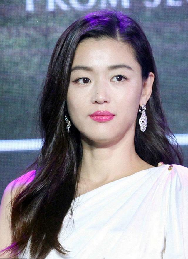 曾经的野蛮女友,现在的全智贤辣妈,但网友们怎么看着都像少女_女神