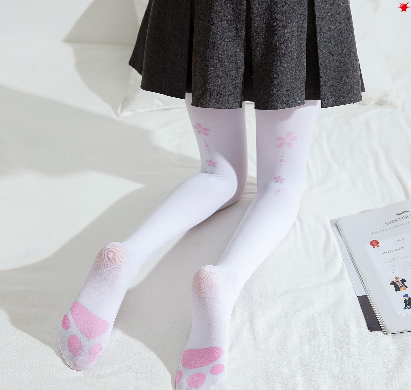 穿洛丽塔除了搭纯白连裤袜,"lo里lo气"的猫爪袜也超合适,百搭又呆萌