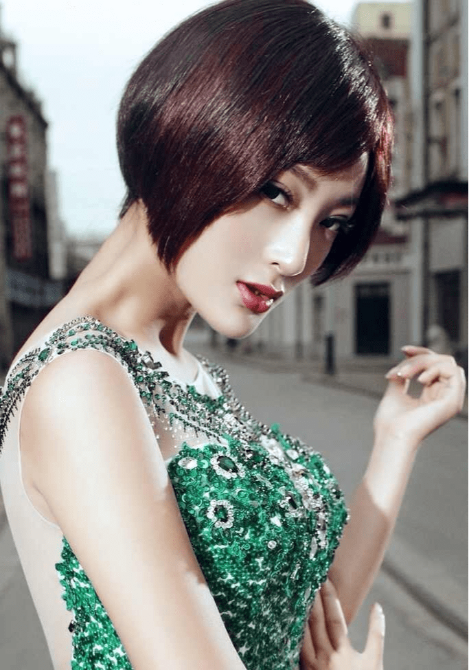 王李丹妮近照,灵动优雅,娇俏可人,她现在变得更加知性,贤淑_武则天