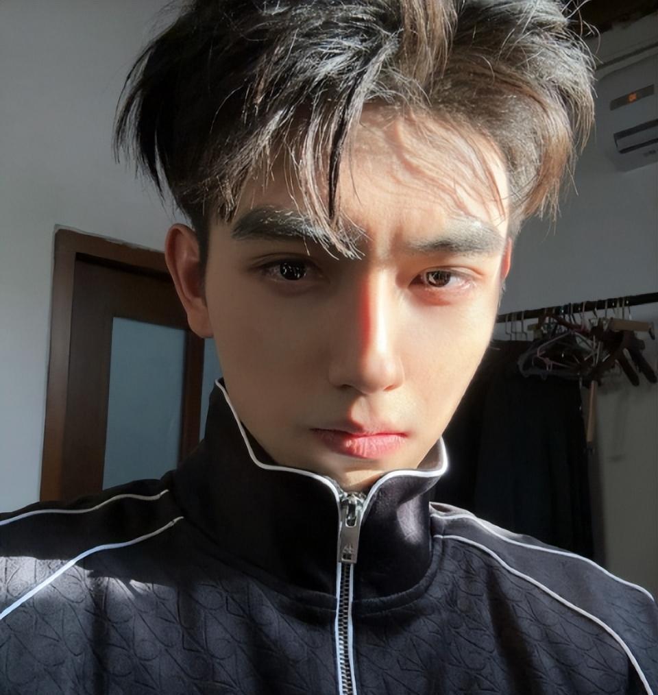 陈飞宇真实生图曝光,法令纹重凸嘴大黑眼圈,站姐喊话陈飞宇还钱_照片