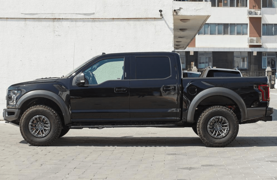 f150 raptor的内饰非常大气粗犷,一看就是美式的豪放派,粗大的方向盘