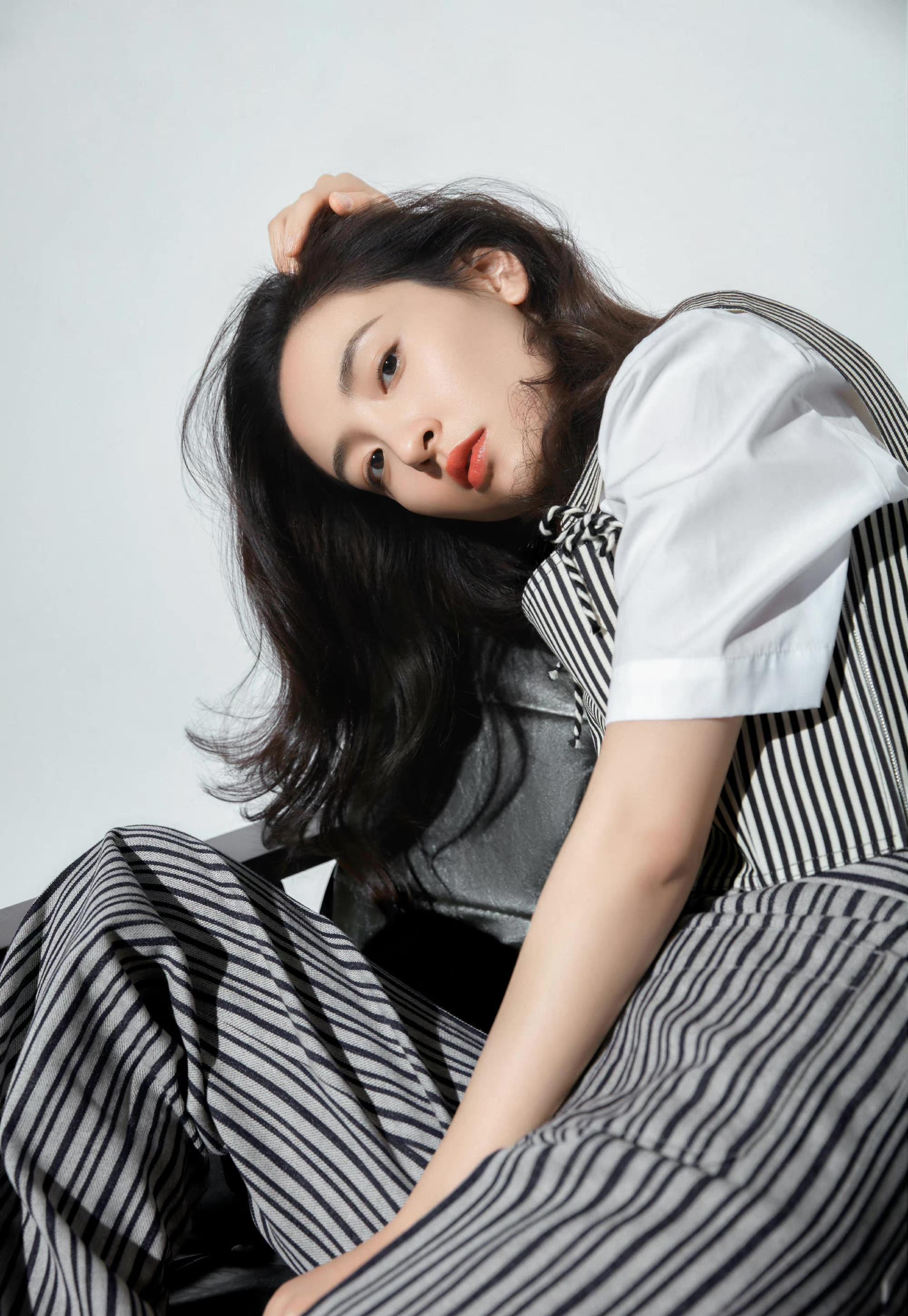 对于吴倩这样颜值底子不错的女明星来说,穿搭越简单效果就越好,简单的