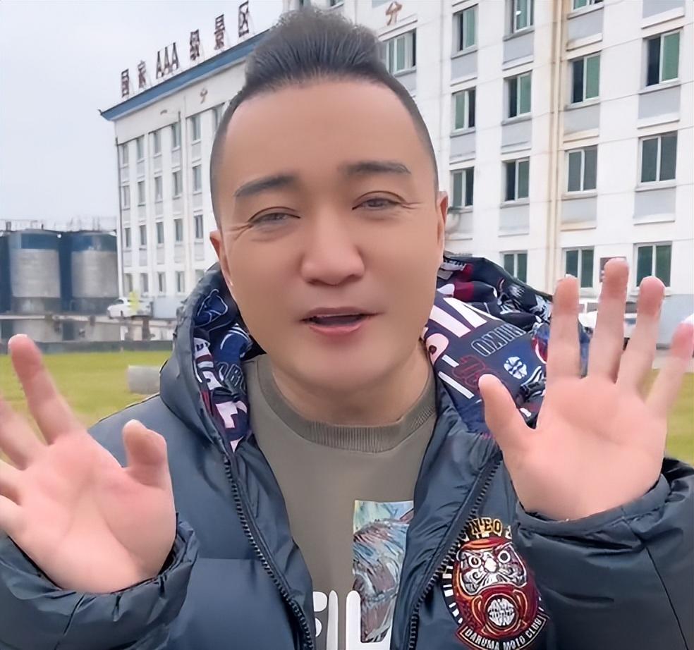 主持阿进回应被逮捕:不是所有扎辫子的都是我,网友:周群保释的_事情