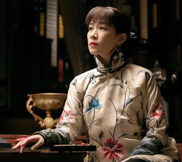 佘诗曼演姨太太发型穿旗袍裙现水桶腰,具有独特的魅力_风采_人体_年纪