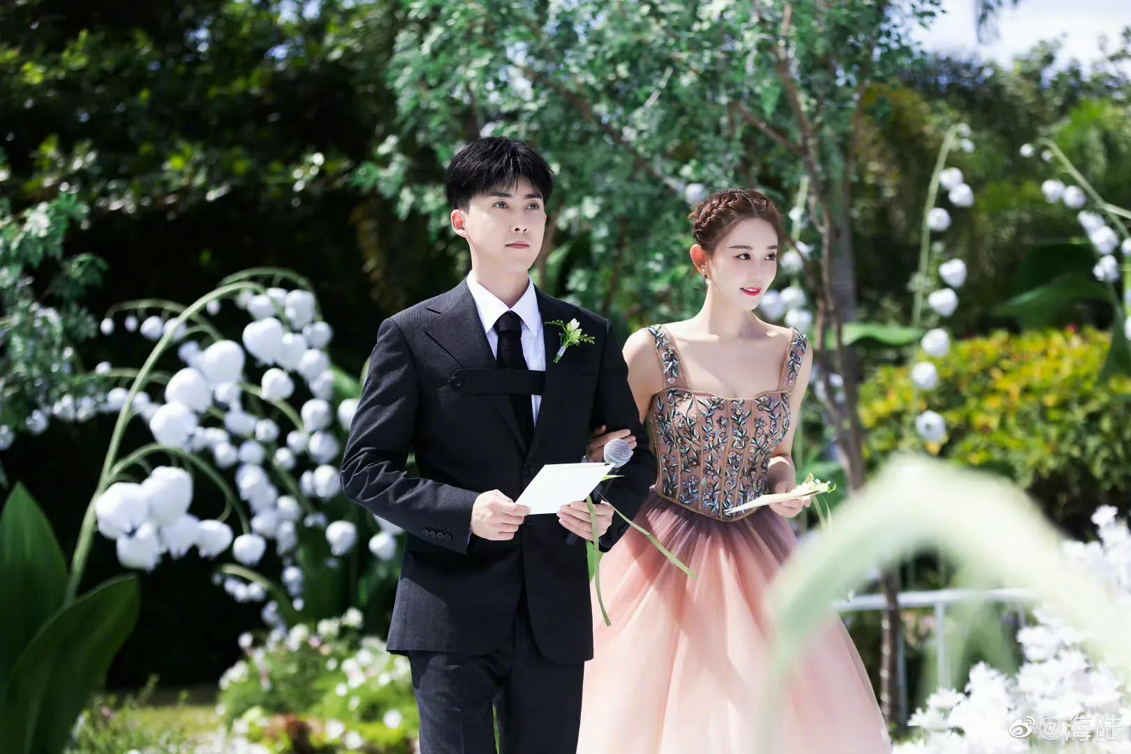 班杰明传来喜讯!结婚照片曝光甜蜜亲吻_小燕子_男友_婚礼