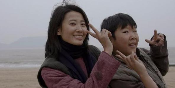 看起来比林志颖年轻,和女子一起被叫母子,三十多岁依然出演小孩_侯祥