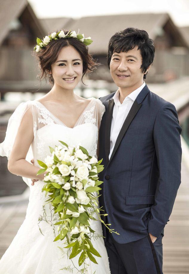 郑钧,刘芸携儿子高调现身,刘芸扎双马尾扮美,跟老公像是两代人_郑钧和