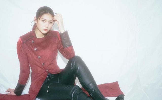 假面骑士圣刃:坏女人玲花写真破洞皮裤太美快进到吃瘪画面_制服_造型