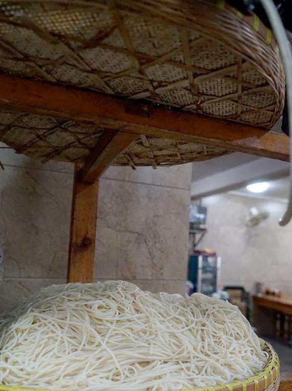 这家面馆只卖牛肉面，开到凌晨三点才关门，被称为宁波深夜食堂(图2)