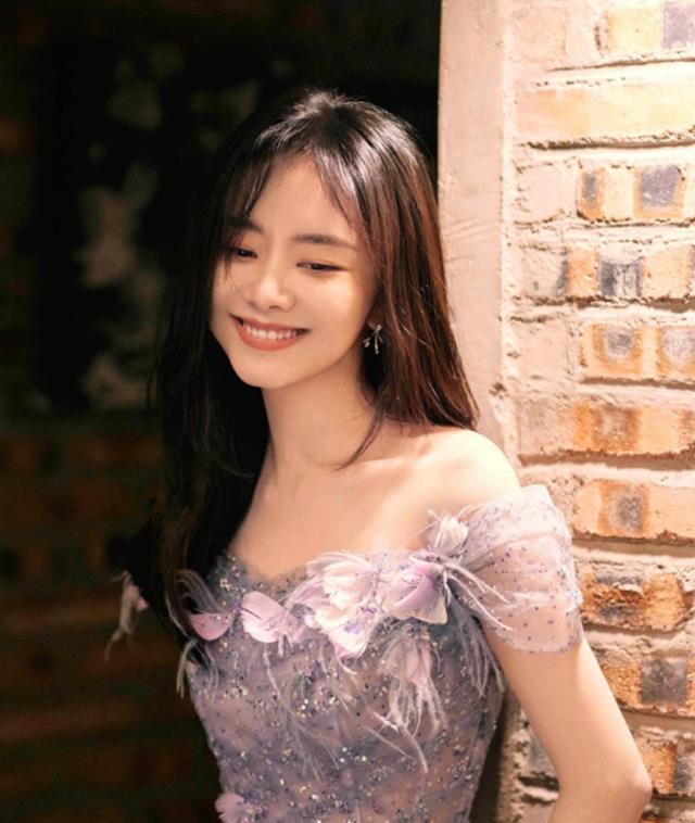 娃娃脸的谭松韵笑容真甜,笑起来给人如沐春风,网友:暖心治愈_观众