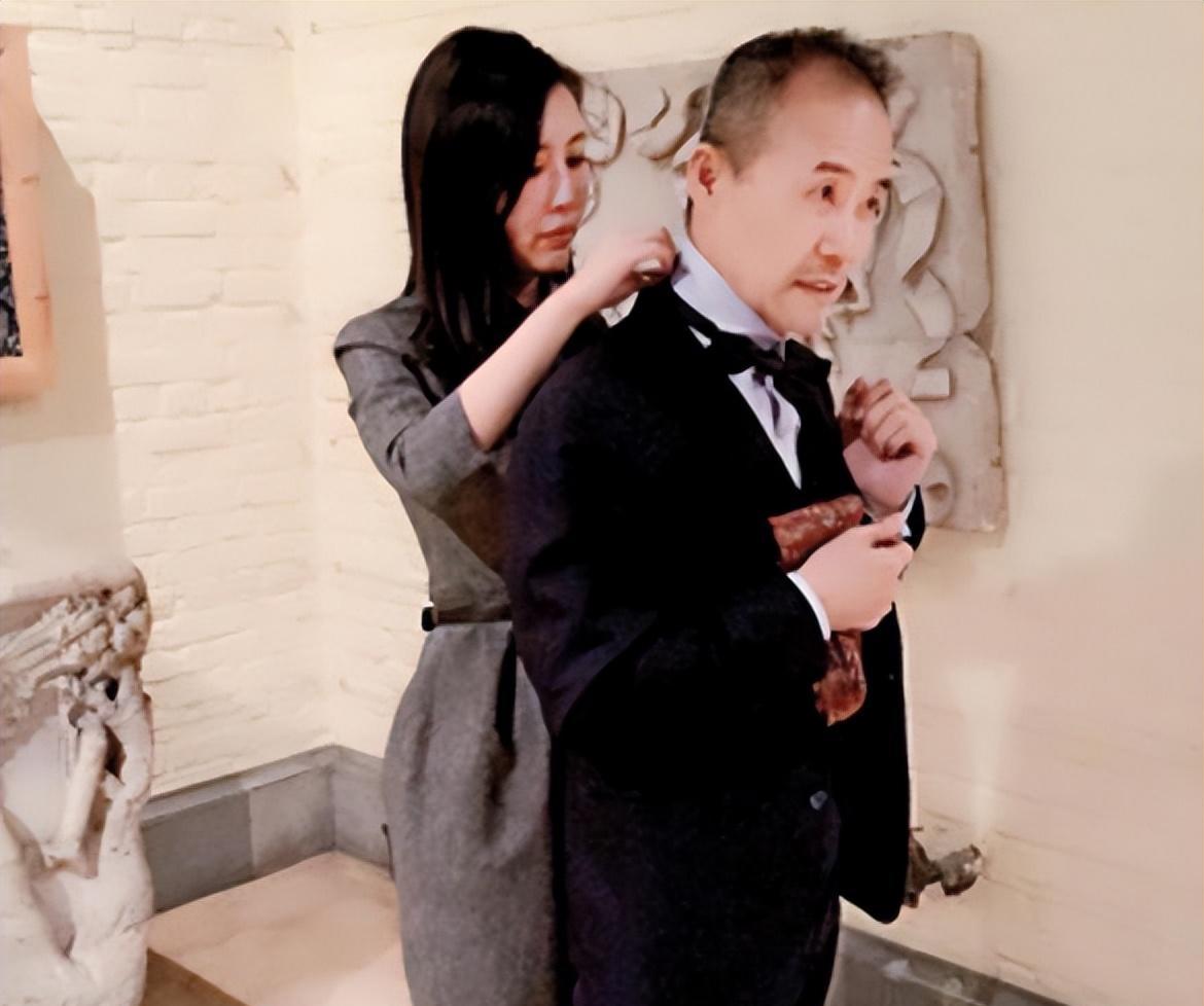 王石给娇妻买地摊货包包,2块钱商品讲价半个钟,田朴珺闷闷不乐_网友